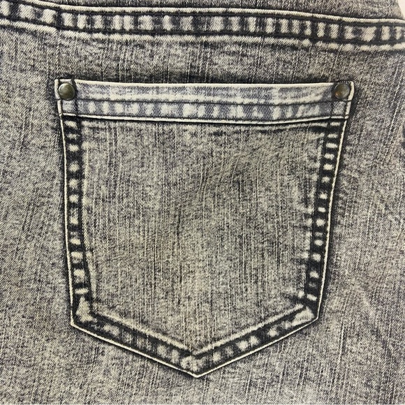 CHICOS Platinum Denim Black Gray Acid Wash Crop Chicos Size 0-Women’s Size 4 - Picture 6 of 11